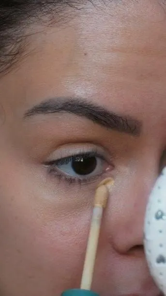 Still de resenha de maquiagem para Care Natural Beauty