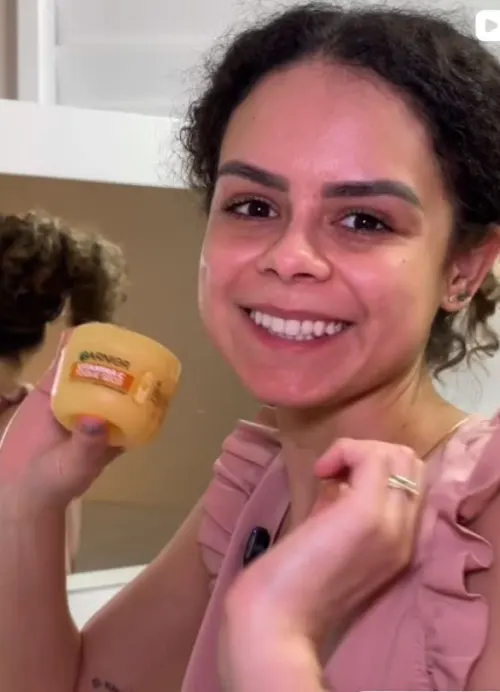 Still de depoimento de hidratante Garnier